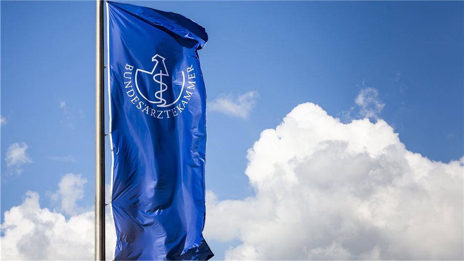 BÄK-Fahne in Wind und Sonnenschein: Nach Regen und Gewitter am ersten Tag folgen...