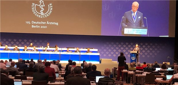 BÄK-Präsident Dr. Klaus Reinhardt am Montagmorgen bei der Eröffnung des 125. Deutschen Ärztetages in Berlin.