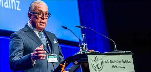 BÄK-Präsident Dr. Klaus Reinhardt traf in seiner Ärztetags-Eröffnungsrede offensichtlich den Ton: Es gab stehenden Applaus von den 250 Delegierten und zahlreichen Gästen.