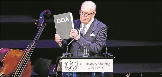 BÄK-Präsident Dr. Klaus Reinhardt überreichte beim Ärztetag in Bremen eine gedruckte Version der neuen GOÄ an Gesundheitsminister Lauterbach und mahnte die Umsetzung der Reform an.