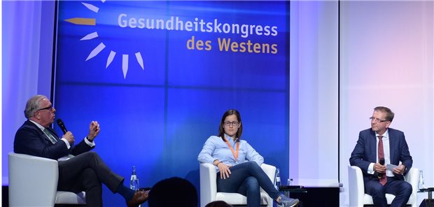 Reinhardt: Gesundheit siegt erstmals wieder über Ökonomie BÄK-Präsident Dr. Klaus Reinhardt (v.l.) diskutierte beim „Gesundheitskongress des Westens“ unter anderem mit Gloria Seibert, Gründerin der Temedica GmbH, und Gesundheitsökonom Prof. Dr. Wolfgang Greiner über die Chancen der Pandemie.
