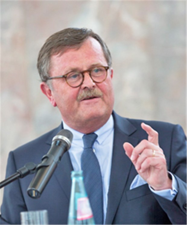 Politik muss mehr für Flüchtlinge tun BÄK-Präsident Frank Ulrich Montgomery mahnt eine bessere Versorgung von Flüchtlingen an (Archivbild).