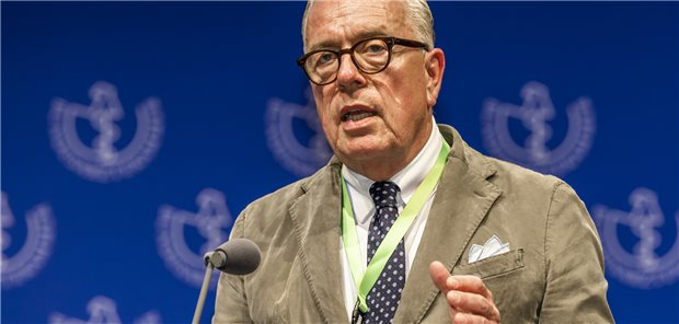 BÄK-Präsident Klaus Reinhardt spricht beim Ärztetag in Essen zum Thema Gesundheitskompetenz bei Kindern und Jugendlichen.