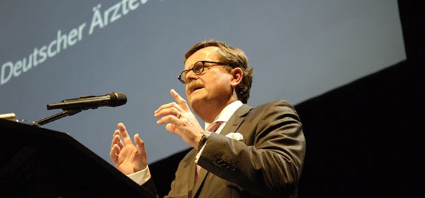 "Die GKV würde ihre Macht ungeniert ausspielen" BÄK-Präsident Montgomery: "Gäbe es die PKV nicht, hätten wir heute schon einen sehr viel schlankeren GKV-Leistungskatalog."