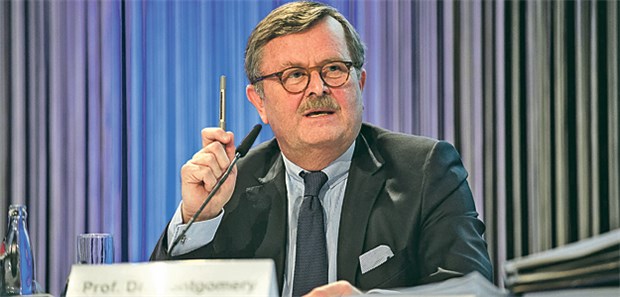 BÄK-Präsident Montgomery, hier auf dem Sonderärztetag im Januar, gerät wegen der GOÄ-Novelle immer stärker in die Kritik.