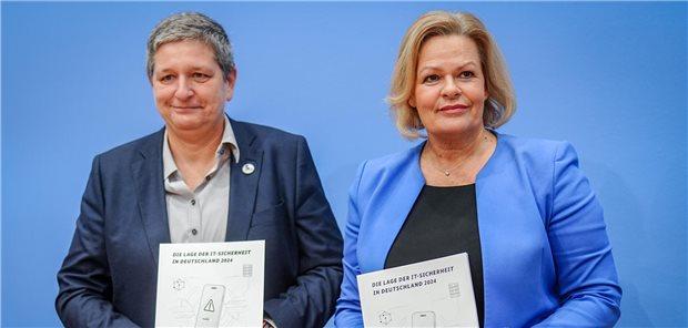BSI-Bericht: Gesundheitssektor am zweitstärksten von Cyberangriffen betroffen BSI-Präsidentin Claudia Plattner (l.) und Bundesinnenministerin Nancy Faeser (SPD) stellten am Dienstag in Berlin den BSI-Lageberichts 2024 vor.