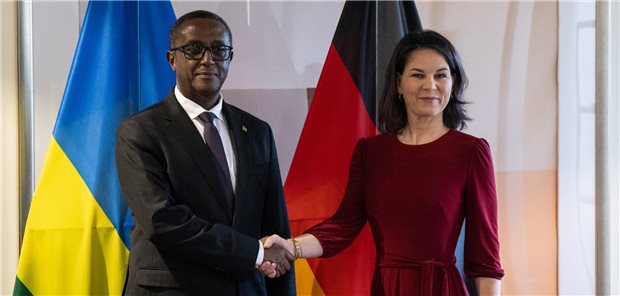 Baerbock: Vom Konzept bis zur Kanüle – Team Europa unterstützt Afrika bei Vakzinproduktion BUndesaußenministerin Annalena Baerbock ist am Montag in Kigali von Vincent Biruta, Minister für Auswärtige Angelegenheiten und Internationale Zusammenarbeit der Republik Ruanda, empfangen worden.