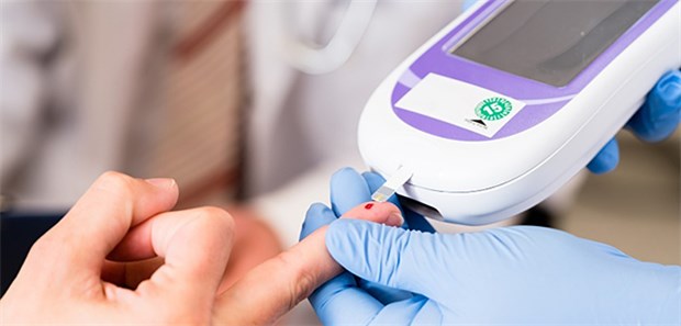 Die Diagnostika-Branche orientiert sich neu BZ-Messgeräte mit Pieksen adé? Der Konkurrenzdruck durch neue Geräte, die ohne Blutentnahme auskommen, wächst.
