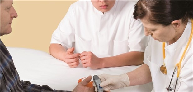 Therapie zügig intensivieren! BZ-Messung: Eine patientenzentrierte Diabetes-Schulung bessert die Stoffwechsellage – das belegt auch eine Studie.