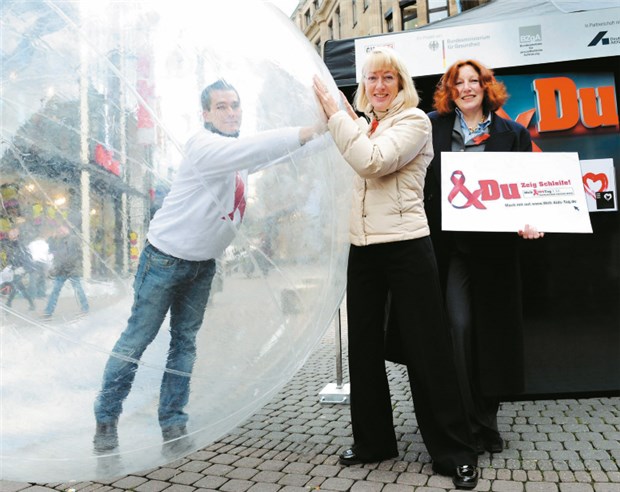 Mensch in der Kugel sensibilisiert für Aids BZgA-Direktorin Professor Elisabeth Pott (rechts) und Elfi Scho-Antwerpes von der Aidshilfe Köln stellen den Mensch in der Kugel vor.