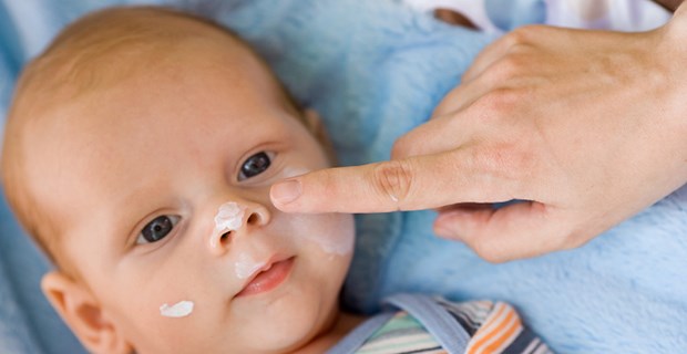 Mit dem Patenkind in die Praxis Baby: In Heidelberg können Medizinstudierende Paten werden.