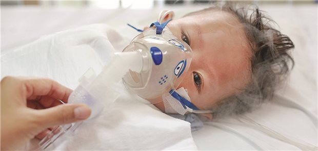 Baby mit RSV-Infektion: Für kleine Kinder ist das Virus gefährlich. 
