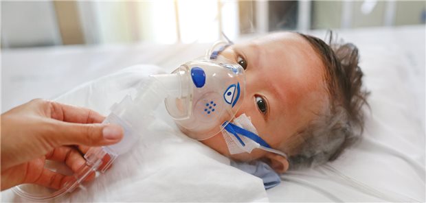 Baby mit RSV-Infektion: Solche Fälle sollen mit der Prophylaxe vermieden werden, für die jetzt eine Verordnung kommt.