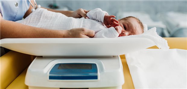 Baby wird gewogen.