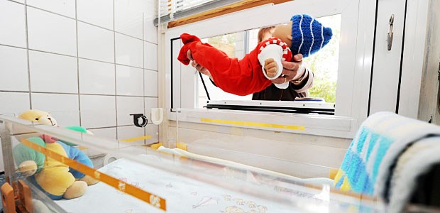 Babyklappen sollen Auslaufmodell werden Babyklappen, hier eine gestellte Szene in Karlsruhe, sollen durch die vertrauliche Geburt überflüssig werden.