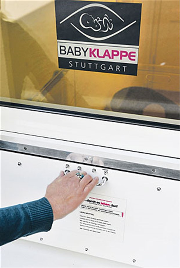 Streit um Babyklappen erreicht den Bundestag Babyklappen in der Diskussion: Die Eltern nicht kennen zu dürfen, gilt als schwerer Eingriff in die Persönlichkeitsrechte.