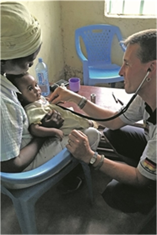 Hilfe für notleidende Menschen in Kenia Babysprechstunde in Kasuna: Allgemeinarzt Johannes Höß bei der Arbeit.