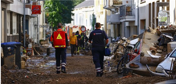 Klinik-Versorgung in Hochwasser-Gebieten muss neu konzipiert werden Bad Neuenahr: Die medizinische Infrastruktur ist stark beeinträchtigt. Ein Helfer von den Maltesern geht seinen Weg durch die verheerte Stadt.