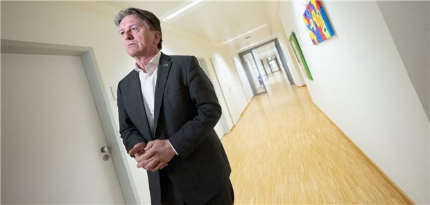 Baden-Württembergs Gesundheitsminister Manfred Lucha (Grüne) bei einem Besuch der Klinik für Kinder und Jugendpsychiatrie des Klinikums Esslingen: Zusätzliche Betten würden „akut und dringend“ benötigt.