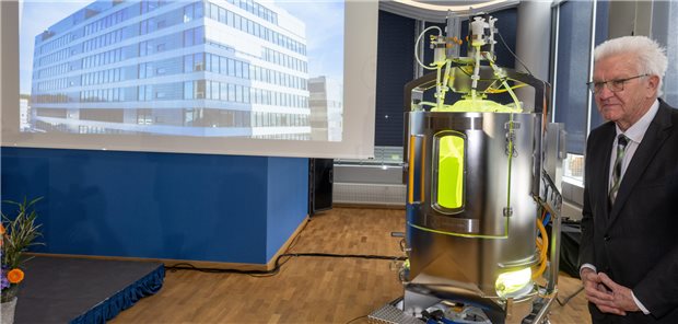 Pharma und Biotech sind „Wachstumstreiber“ in Baden-Württemberg Baden-Württembergs Ministerpräsident Winfried Kretschmann im April dieses Jahres bei der Eröffnung eines Entwicklungszentrums für Biotechnologie des Unternehmens Boehringer in Biberach.