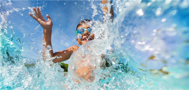Badespaß: Auch Kindern mit atopischer Dermatitis sollte diese Freude nicht verwehrt werden, raten irische Forscherinnen. Treten jedoch schwere und infektiöse Schübe auf, sollte für einige Zeit besser kein Schwimmbad oder See besucht werden.