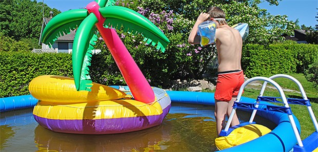 Unsichtbare Gefahr im Gartenpool Badewasser muss mikrobiologisch fast Trinkwasserqualität haben – doch im heimischen Pool ist das nicht immer der Fall.