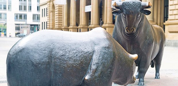 Investoren setzen auf Mittelgewichtler Bär und Bulle vor der Frankfurter Börse: Letzterer dominiert derzeit die Stimmung im MDax.