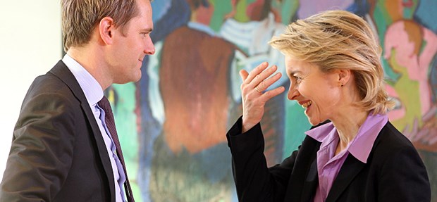 Von der Leyen rüffelt Bahr Bahr und von der Leyen: Was mag diese Handbewegung wohl bedeuten?