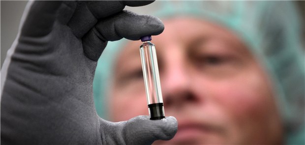 Sanofi steigt aus der Diabetesforschung aus Bald Geschichte? Hier hält noch ein Mitarbeiter bei Sanofi in Höchst eine Ampulle mit Insulin in seiner Hand. Doch der Pharmariese will nun aus der Diabetesforschung aussteigen.