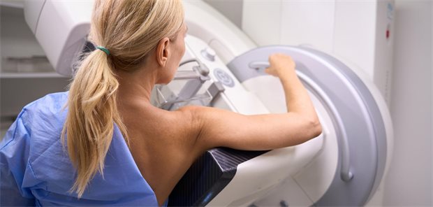 Frau bei der Mammografie-Untersuchung