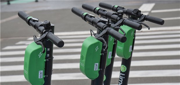Unfallchirurgen warnen vor E-Scootern Bald auch in Deutschland: E-Roller des amerikanischen Verleihers Lime-S stehen zum Mieten in der Rue de la Loi in Brüssel.