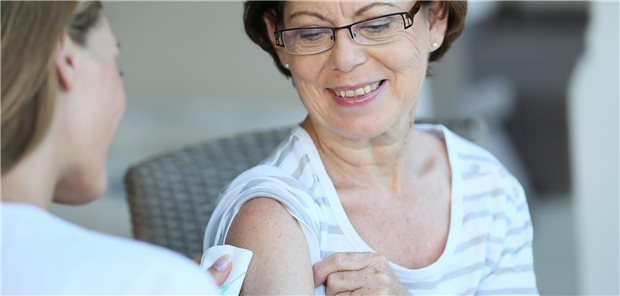 G-BA setzt STIKO-Empfehlungen zu Impfungen gegen Herpes zoster und Meningokokken um EIne ältere Frau wird in den rechten Arm geimpft