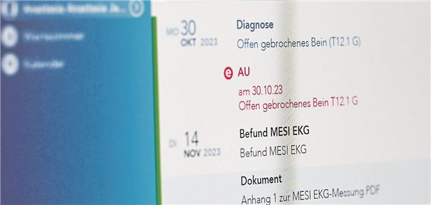 Bald nicht nur im Test oder in Showpraxen: Auf einem Bildschirm in der E-Health-Showpraxis der KV Berlin ist eine ePA dargestellt (Archivbild). Nun soll sie bald überall zu sehen sein auf den Bildschirmen in Praxen in ganz Deutschland.
