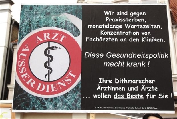 Vom Sprechzimmer auf den Marktplatz Bald nur noch "außer Dienst"? Demonstrationsplakat in Heide.