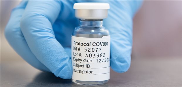 Briten lassen ChAdOx1-Corona-Vakzine in Standarddosis zu Bald regulär in UK erhältlich: Eine Ampulle AZD1222 in der Zulassungsstudie.