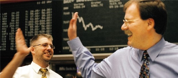 Inflation ist auf dem Parkett kein Thema - Aktien werden für Anleger wieder interessant Bald wieder Grund zur Freude an der Börse? Das Bild zeigt zwei Händler auf dem Frankfurter Parkett, die im Jahr 2000 darüber jubelten, dass der Dax über die 7000-Punkte-Marke schoss.