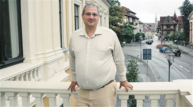 Aus Österreich in die Thüringer Palais-Praxis Balkon mit Aussicht: Dr. Roy Ben-Chur vor seiner Praxis in der Meininger Altstadt.