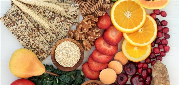 Ballaststoffe sind bekanntlich gut für das Darm-Mikrobiom. Das könnte auch Patientinnen und Patienten, die sich einer allogenen Stammzelltransplantation unterziehen, nützen: In einer Studie korrelierte der Ballaststoffanteil in der Ernährung mit dem Gesamtüberleben.