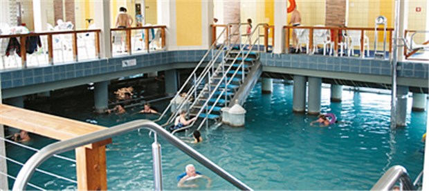 "Machen Sie sich einen schönen Zahnurlaub" Balneotherapie: Der Hévízer Heilsee ist der größte natürliche Thermalsee in Ungarn. Die Wasserfläche beträgt 4,4 Hektar, die Quelle entspringt in 38 Metern Tiefe. (2) © ine