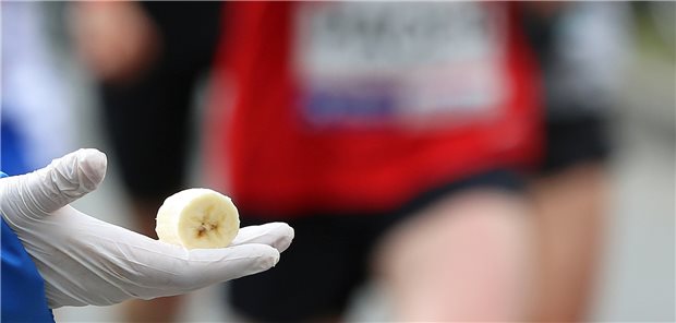 Bananen für Marathon-Läufer: Dabei hilft das Obst gegen Krämpfe eher weniger.&#xA;