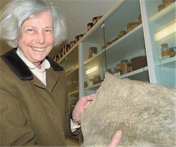 Chinarinden und eine Schwimmblase Barbara Rumpf mit der getrockneten Schwimmblase eines Beluga-Störs, die man einst für Pflaster brauchte.