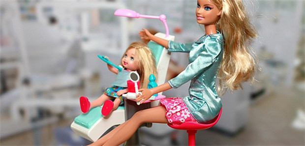 Eine Puppe für fast alle: Barbie wird 60 Barbie kennt seit 60 Jahren viele Rollen und Berufe – hier als Zahnärztin.