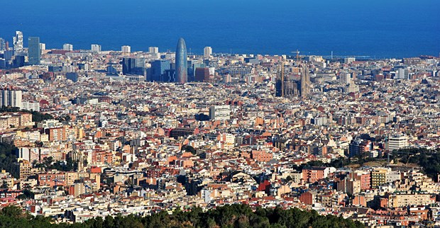 In Spaniens Gesundheitszentren geht das Licht aus Barcelona: Auch die reichste Region Katalonien mit ihrer Metropole am Meer ist verschuldet.