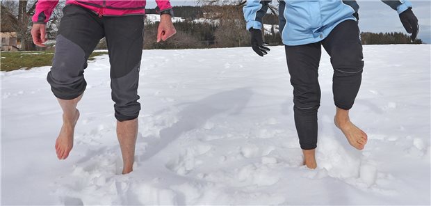 Mehr als nur kaltes Wasser? Vom Wassertreten im Corona-Jahr Barfuß durch den Schnee: Monika Weitnauer (l.) und Ida-Anna Braun vom Kneipp-Verein Kempten.