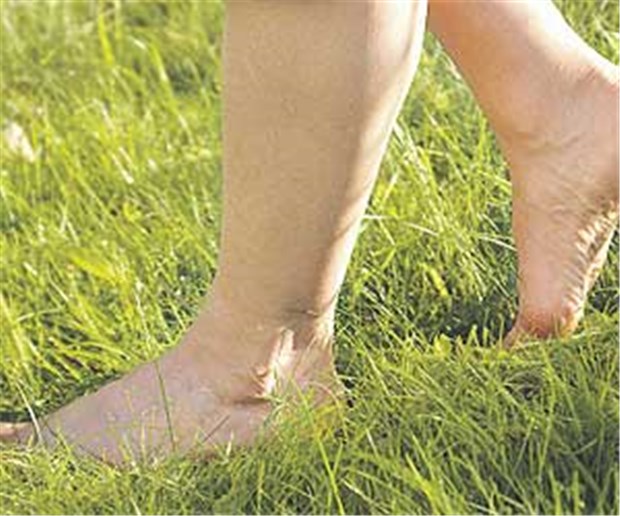 Neue Sportschuhtrends weisen zurück in die Steinzeit Barfußlaufen ist für Füße besonders gesund.