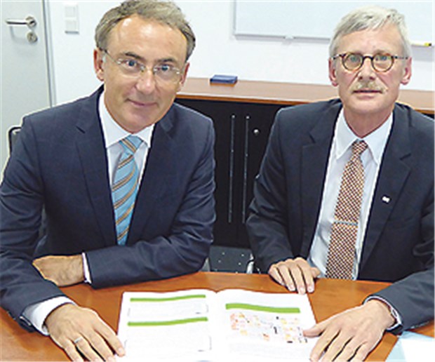 Ein paar Formulare rauschten schon durch den Praxistest Barmer GEK-Chef Dr. Christoph Straub (l.) und KVWL-Chef Dr. Thomas Kriedel mit dem Zwischenbericht des Formularlabors Westfalen-Lippe.