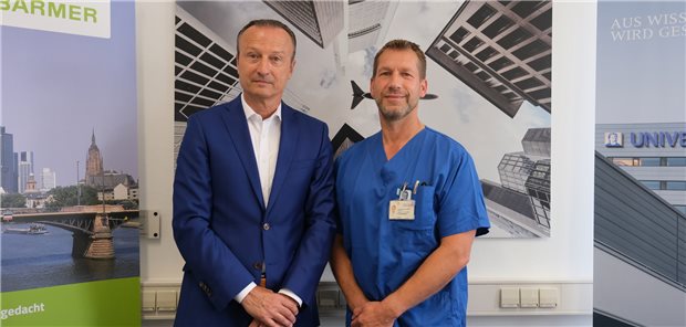 Barmer Hessen finanziert Patient Blood Management an Uniklinik Frankfurt Barmer-Landesgeschäftsführer Martin Till (l.) und Professor Kai Zacharowski vereinbarten die Finanzierung des Patient Blood Managements an der Frankfurter Uniklinik.