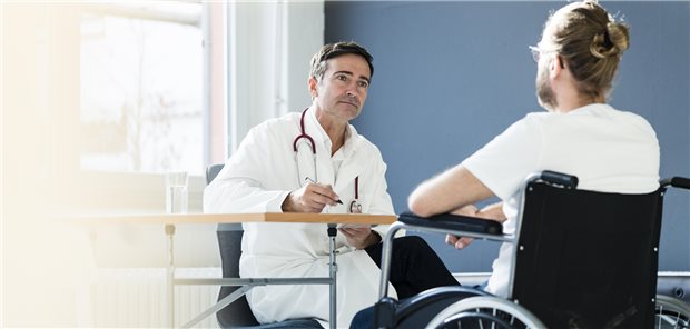 Barrierefreie Hausarztpraxen erleichtern Menschen mit Behinderung den Zugang. Bei Schwerst- und Mehrfachbehinderung müssen noch weitere Punkte für eine inklusive Versorgung beachtet werden. (Symbolbild mit Fotomodell)