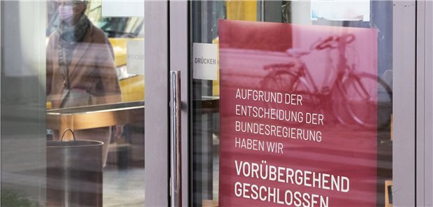 Der Ruf nach Corona-Regeln mit Maß Bars und Restaurants geschlossen: Wird der seit Anfang November geltende Teil-Lockdown verlängert?