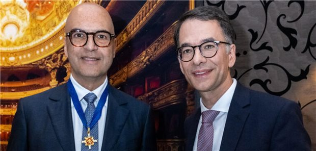 Hessischer Verdienstorden für Frankfurter HNO-Arzt Barun Sarkar Barun Sarkar (links) hat von Justizminister Christian Heinz den Hessischen Verdienstorden überreicht bekommen.